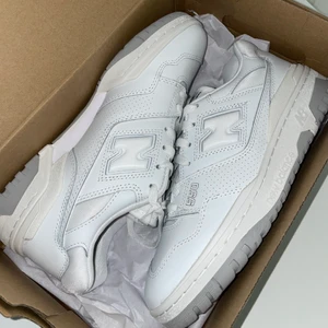 New Balance 550 - Helt nytt par New Balance 550 i storlek 40. Säljer skorna då storleken inte passar, dvs. aldrig använda. Färgen på skorna är grå/vit och de är slutsålda på de flesta ställena. Säljer skorna för 2000 kr eller högst budande. Köparen står för frakt och beta
