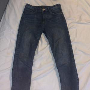 Säljer nu mina jeans som är köpta på hm för 300 haft dom i ca 2-3 veckor inte använda jätte ofta då dom inte passa mig så bra.