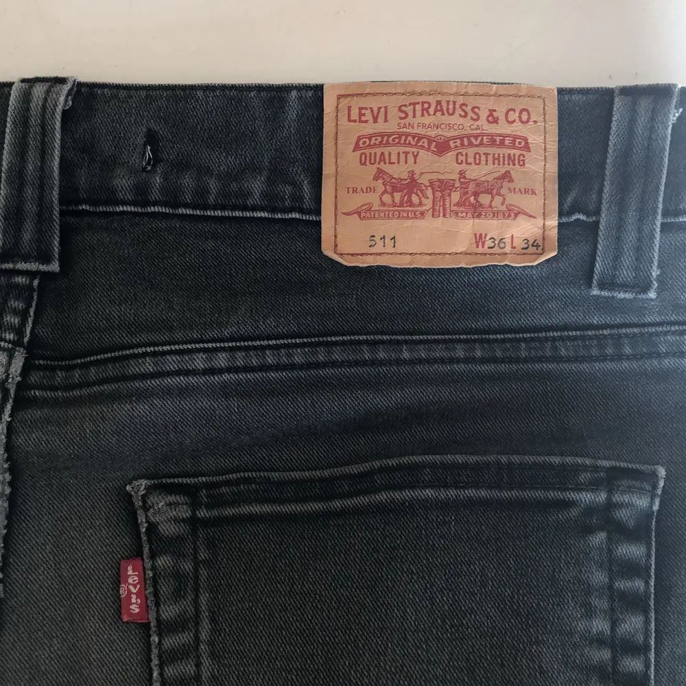 Gråsvarta jeans från Levi strauss & co. Det är herrmodell, modellen 511 och storleken är W36 L34. Hör gärna av er vid eventuella frågor❤️❤️🥰 de har li tre slitage längst ner och vid några sömmar. Jeans & Byxor.