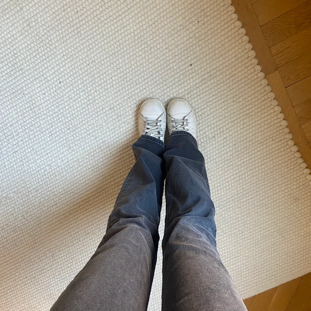 Supersnygga lågmidjade bootcut jeans från HM i en mörkgrå färg. Storlek 36 men passar även mig med storlek 34, knappt använda💕. Jeans & Byxor.