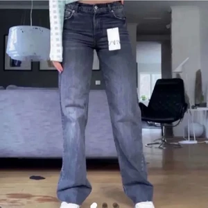 Gråa zara jeans - Lånade bilder‼️ Gråa mid waist zara jeans som inte säljs längre. Uppklippta så dom passar mig i längden som är 170!🤍