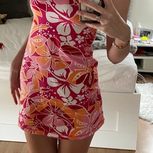 Tight klänning  - Fin stretchig klänning från L.O.G.G. Modell är 171 cm. Inte använd. Passar xs-m för den är stretch