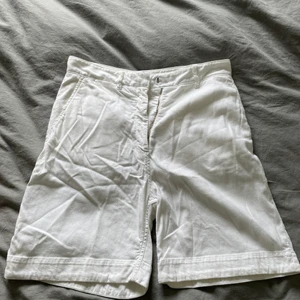 Bermuda shorts från Acne - Vita bermudashorts i jättebra skick! (ostrykta nu) 