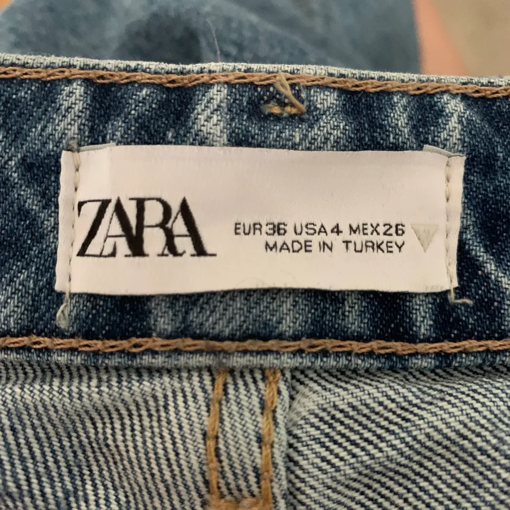 Säljer dessa zara jeans i nyskick då de inte kommer till användning 🥲 pris kan diskuteras, om bönan vill ha fler bilder så är det bara att höra av sig👍🏻. Jeans & Byxor.