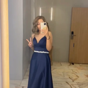 Balklänning från WeddingCastle Stockholm - Säljer denna sjukt fina balklänning då den inte kommer till användning, använd 1 gång så den är i väldigt bra skick. Köpt på Wedding Castle Stockholm för 2500, dom har också sytt upp klänningen men lämnat kvar ett fint släp i bak. Den har en jättefin snörning i ryggen som gör att både xs och m om inte större kan ha den.