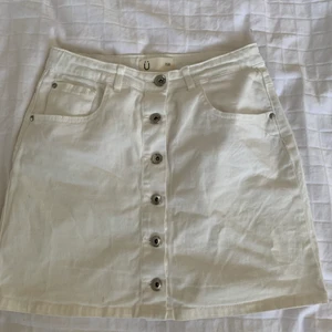 Vit jeanskjol - Superfin vit jeanskjol med knappar! Perfekt till skolavslutning eller bara till vardags❣️passar xs-s🤍frakt tillkommer på 52 kr!