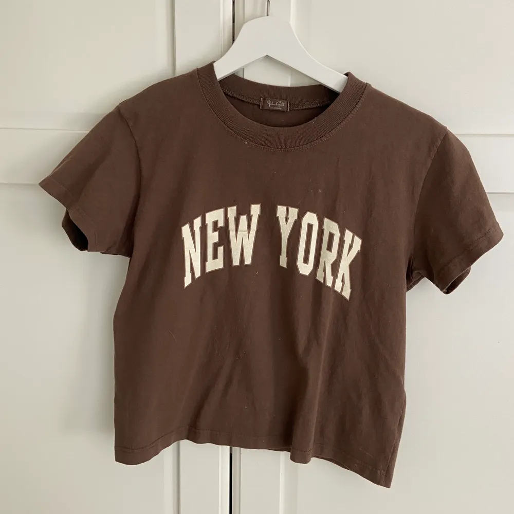 Säljer denna super fina t-shirt ifrån Brandy Melville! Säljer pga kommer inte användning längre men den är använd ca 1-3 ggr. 🥰. T-shirts.