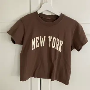 Säljer denna super fina t-shirt ifrån Brandy Melville! Säljer pga kommer inte användning längre men den är använd ca 1-3 ggr. 🥰