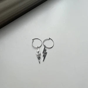 örhängen med blixt från brandy melville  - hej🫶🏼 säljer dessa söta blixt örhängerna från brandy melville! använda ganska mycket förr men har inte använt dessa örhängen på ett bra tag nu.💗