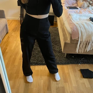 Svarta kostymbyxor  - Ett par högmidjade kostymbyxor från Gina Tricot. Storlek 36 men ganska så stora. Använda ett få tal gånger men dem har inga defekter. Ordinarie pris 300. Dem kostar 70kr+ frakt.💕