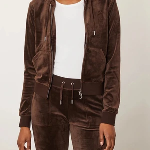 Juicy kofta - Hej, jag säljer min juicy couture kofta M. Färgen på koftan är brun 👍 jag har aldig ändvänt koftan så koftan är i super skick  ❤️ jag säljer min kofta för att den inte kom till andvändning ❤️ skriv vid intresse eller frågor?