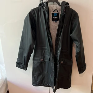 Regnjacka  - Jätteskön fluffig lång  regnjacka som knappt är använd då jag har en annan, nypris ca 500kr. Kan även frakta