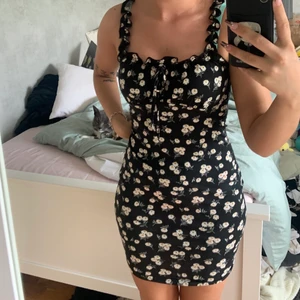 Blommig klänning - Säljer min söta klänning, köpt här på Plick och är i jättefint skick💕