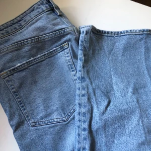 Blåa jeans  - Hej!! Säljer mina finna JENES, har bara hafte få tal, ser som ny ut ingen fel med dem.  Kolla gärna in på mina andra annonser, lägger mycke ut nu❤️. Om du har någon fråga det är bara att fråga.😊