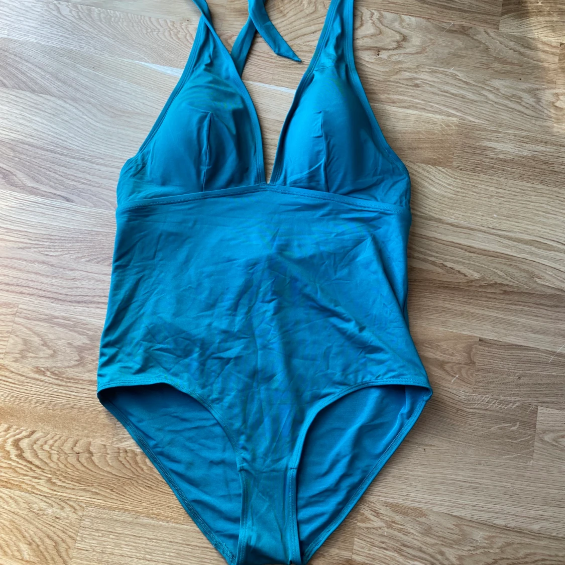 Oanvänd baddräkt stl. 44