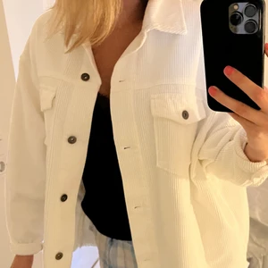 Vårjacka  - Skitsnygg vårjacka från zara köpt förra året men aldeig använd, alltså i nyskick! storlek M men passar S-L skulle jag säga ❣️