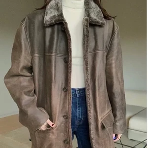 Vintage läderjacka med fuskpälskrage  - Säljer min feta läderjacka! Den är i riktigt fint skick och är köpt second hand av mig. Riktigt nice höstjacka. Det är så att jag ska flytta utomlands för en tid och kommer inte behöva den. </3 Köp denna coola vintageDRÖM!! Pris kan diskuteras!