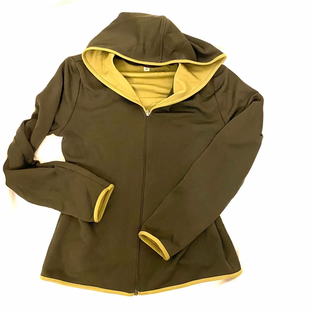 Grön zipup hoodie i tracksuit material, storlek 44 men mindre och mer utav en 38a. Hoodies.