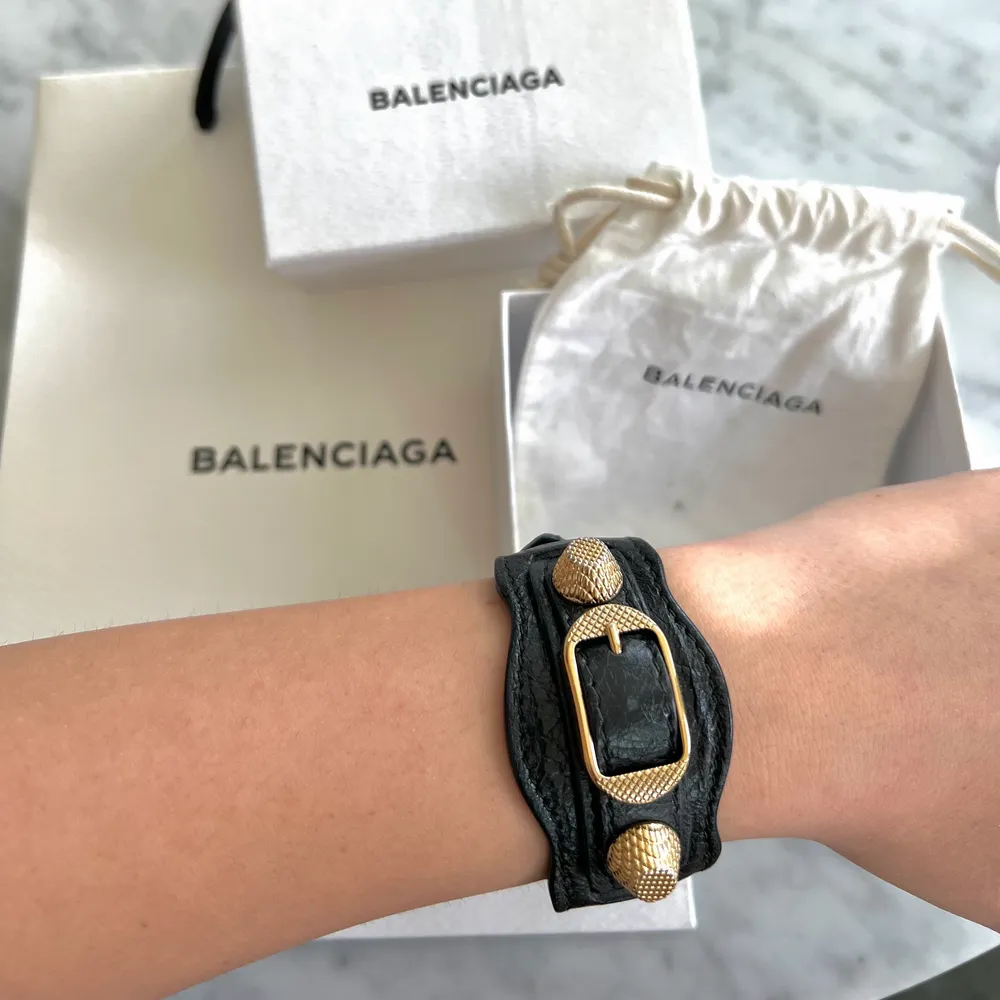 Superfint armband från Balenciaga med guldiga detaljer. Påse, låda, dustbag och kvitto tillkommer!🖤 Använd men fortfarande bra skick! Finns 3 olika storlekar du själv kan justera till. Accessoarer.