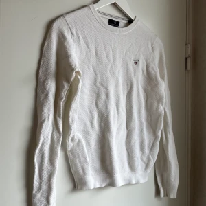 Vit Stickad GANT Kofta Stl:S - Detta är en vid oanvänd GANT tröja i otroligt material som är i storlek S. Fick den i present för flera år sedan men efter det har den legat i garderoben varav skrynklig 🤷🏽‍♀️ Den är i Storlek S och är till kvinna. 