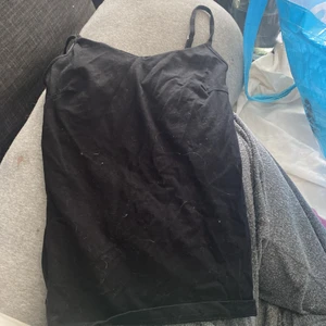 svart linne - vanligt svart linne med dubbelt tyg vid brösten. köparen betalar för frakten☺️ 