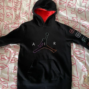 Jordan Hoodie - Äkta!! Köpte från FootLocker USA. Junior sektion. Använd ett par gånger men är i bra skick.                               Storlek L Junior