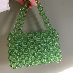 Pärlväska - Fin pärlväska från Nelly tror jag. Nyskick. Mått 23x15cm