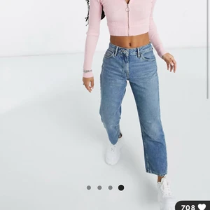 Jaeans  - Blåa jeans. Storlek S. Lite baggy i passformen. Men sitter på midjan. Skriv vid frågor. 