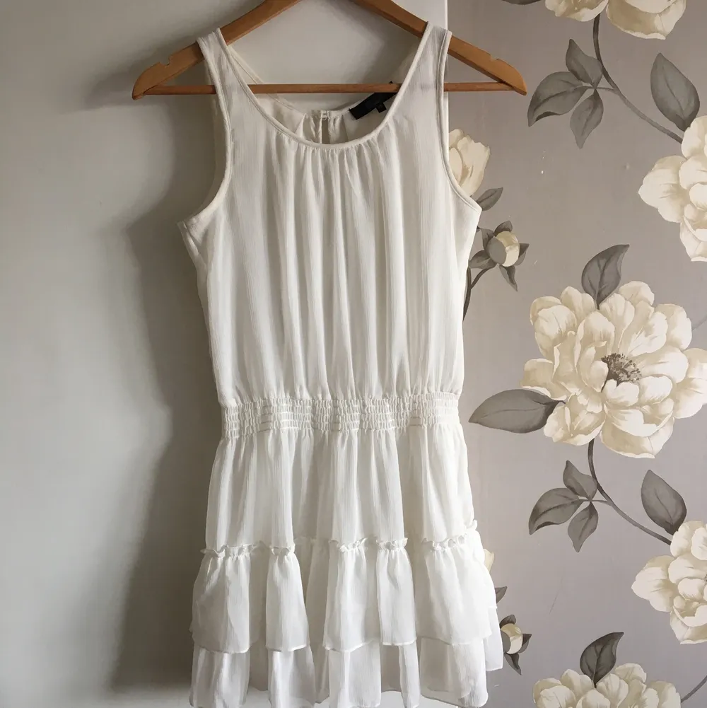 Fin vit klänning i storlek XS 💖. Klänningar.