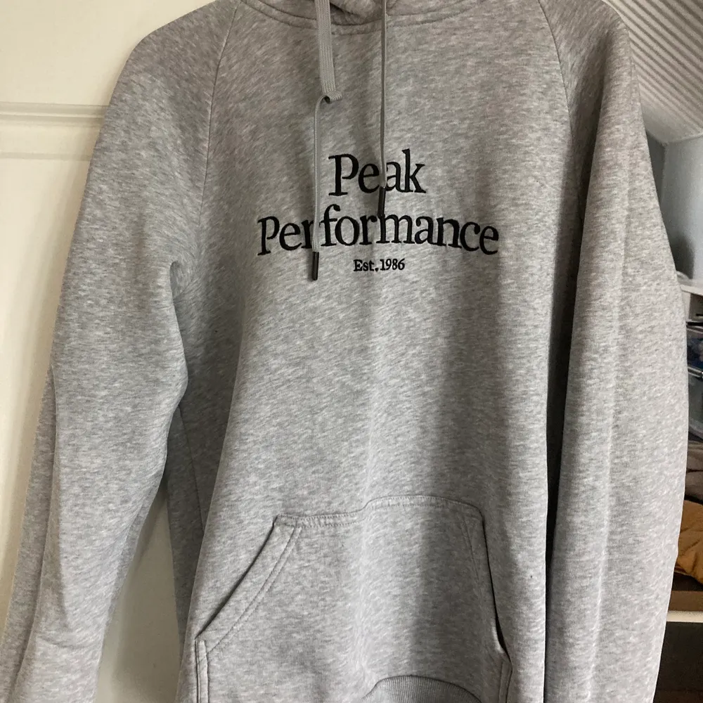 Säljer denna hoodie från peak performance. Stl L och sitter ganska snyggt på. I bra och använt skick . Tröjor & Koftor.