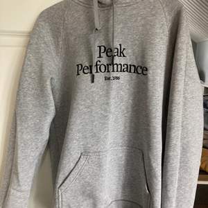 Säljer denna hoodie från peak performance. Stl L och sitter ganska snyggt på. I bra och använt skick 