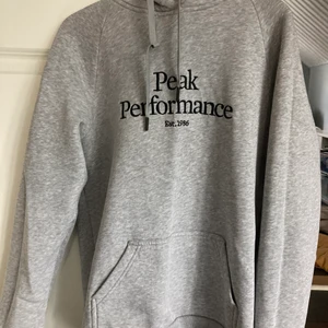 Peak Performance hoodie, stl. L - Säljer denna hoodie från peak performance. Stl L och sitter ganska snyggt på. I bra och använt skick 