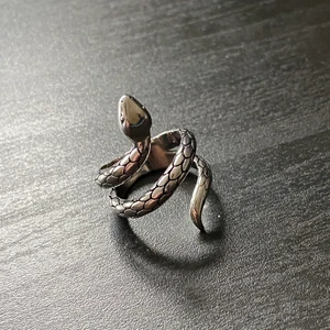 Orm ring - En snygg ring i motivet av en orm. Material: stainless steel. Diameter 16 cm. Knappt använd, i fint skick. Köp direkt!
