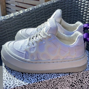 Snygga vita eytys skor - Säljer nu dessa as balla eytys som inte längre går och köpa. Storlek 38. 🥳🥳🥳sista bud 975kr