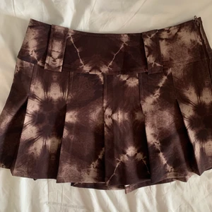 Brun Minikjol - NYA kjol från I.AM.GIA! Endast testade, tyvär lite for stora för mig. Tror de passar bra till storlek 36-38 eller 34 ”low rise”. Skriv om för mer bilder/några frågor. 