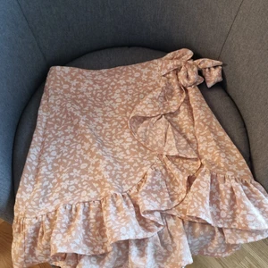 Rosa kjol storlek xs - Säljen en jätte fin rosa omlott kjol som är perfekt nu till sommarn. Den är andvänd 1-2 gånger så typ som helt ny, den har inga defekter eller skador! Storlek xs men passar s och möjligtvis m då den är ganska stor i midjan!💕