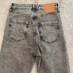 ❗️Gråa jeans med split från zara❗️ - 💕Säljer dessa jeans då jag inte använder de längre. Jeansen är i storlek 36💕