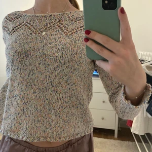 Färrglad tröja - Super härlig färrglad tröja från pepe jeans🧡💛💚💙💜 💕 den är i barnstorlek 164/14år men passar perfekt på mig som vanligtvis har S. köparen står för frakt