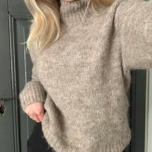 Stickad tröja  - Fin stickad tröja från MQ. Aldrig använt. Är i storlek XS men passar även någon som är S och M💞