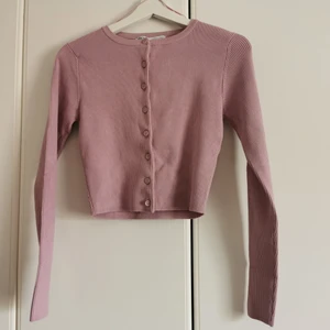 Ribbad kofta från Zara - Ribbad kofta från Zara i strl M (är dock mer som en S då den är väldigt tajt). Aldrig använd, endast testad då den inte riktigt passade. 