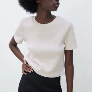 Zara T-shirt  - T-shirt från zara, ny med lappen på. Köparen står för frakten❤️❤️