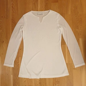 Vit meshtop stl 34/36 - Vit meshtopp från Kappahl stl 34/36, mått från axel till nederkant ca 73 cm. Använd några få gånger, fint skick men det finns en liten början till en reva på baksidan vid halsen.