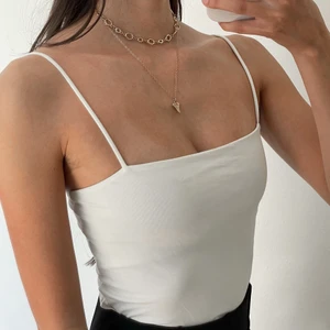 Vit crop top - Somrig och fin topp från Gina Tricot i storlek S. Använd ett par gånger men väldigt bra skick! Köparen står för frakten 💕 kan även mötas upp i Varberg. 