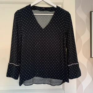 Morris Blus strl 36  - Marin/vit . Strl 36. Nypris 1499kr. Kanten bak nerlagd då jag tyckte den blev kort. Lätt att lägga upp igen. 