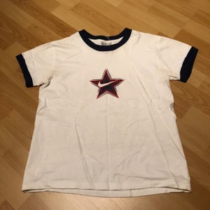Vintage Nike  - Oanvänd vintage tshirt från Nike köpt för 6 år sedan och bara legat i garderoben! Frakt tillkommer eller så kan jag mötas i malmö, Arlöv, Lund 