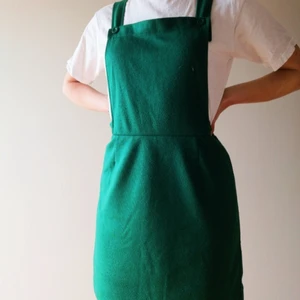 Pop boutique  - Jättesöt grön klänning från pop boutique som jag köpte för några år sedan. Jag har använt den men den är absolut fortfarande fin och i bra skick! Den är lite insydd med resårband i ryggen och dragkedjan kan krångla lite ibland men funkar finemang. Går att kombinera bra med olika tröjor under. 🌸