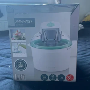 En glass maskin aldrig använd. - En stor glassmaskin som är aldrig andvänd bara öppnad. Köpt för 700 säljer för 650kr den e enkel att andvända o måste stå i frysen i 4 timmar innan du gör din glass 