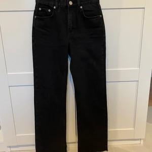 Jeans - Säljer dessa svarta jeans med slits, köpta från zalando men märket är Pull&bear. Storlek 34 avklippta då de va för långa för mig, använda ett fåtal gånger så de är i nyskick. Köparen står för frakten, 200kr + frakten 