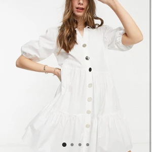 Studentklänning - Den är helt oanvänd och lappen sitter kvar! Den är tyvärr för stor för mig så säljer den nu till någon som vill ha💞💞 säljer den för 69+frakt