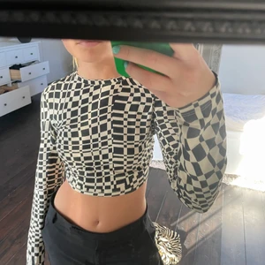 Topp - Skitsnygg topp med snyggt mönster och öppen rygg💖